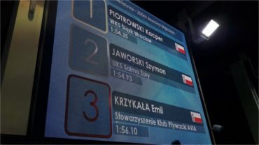 Mistrzostwa Polski Juniorów w pływaniu: Szymon Jaworski, Kacper Milbrant i Piotr Zdziebło z medalami