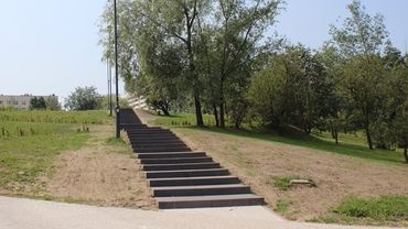 Park Cegielnia: nowe schody dla spacerujących