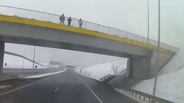 Alert: młodzież zrzucała śnieg na samochody na A1 [wideo]