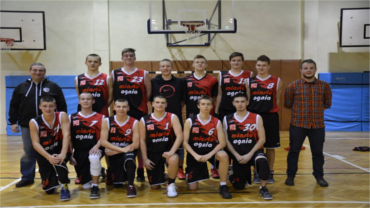 Juniorzy Żorskiej Akademii koszykówki ze zwycięstwem w zaległym meczu