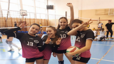 Dziewczyny z 6 klasy w najlepszej 16 Turnieju Kinder +Sport
