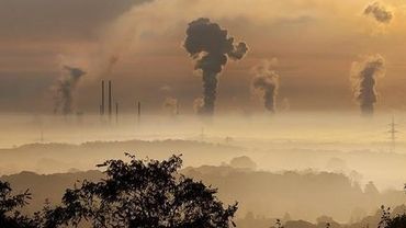 „Rząd w długi weekend obronił smog przed Polakami”