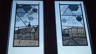Trzy witraże w oknach Domu Kultury na zakończenie projektu