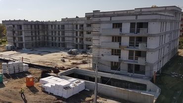 Budowa mieszkań czynszowych w Żorach: podwykonawcy chcą od miasta pieniędzy