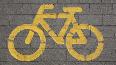 Wysokie krawężniki w Żorach przeszkodą dla rowerzystów. Czy władze je obniżą?