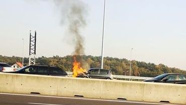 Pożar samochodu przy zjeździe z autostrady w Świerklanach