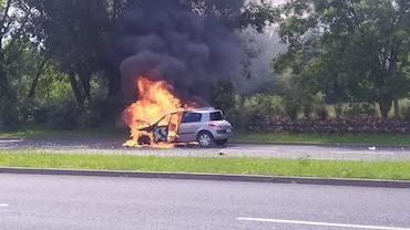 Auto paliło się na środku drogi