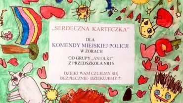 Serdeczna karteczka: „Aniołki” dziękują policjantom