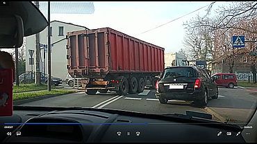 Niebezpiecznie na Mikołowskiej. Ciężarówka jechała pod prąd (wideo)