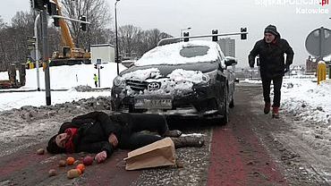 Pieszy walczył o życie. Kierowca nic nie widział przez śnieg (wideo, foto)