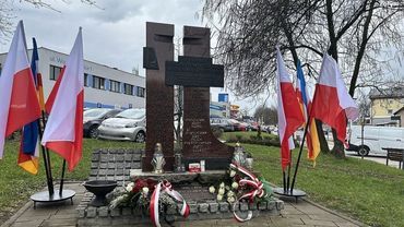 Uczcili pamięć ofiar Zbrodni Katyńskiej. Pod pomnikiem złożono kwiaty