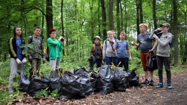 „Przyjazne Lasy” w Żorach: młodzi ochotnicy sprzątali tereny zielone