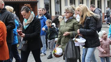 Wiosenny spacer z całą rodziną. Żorzanie przyszli poświęcić specjały w wielkanocnych koszykach