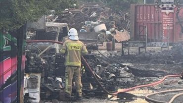 Pożar na Kolejowej: seria wybuchów, zniszczone budynki i ewakuacja mieszkańców. Zatrzymano 33-latka