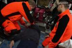 Żory: policjanci, strażacy i ratownicy medyczni zawitali z kolędą u bezdomnych [wideo], 