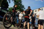 Żory: policjanci, strażacy i ratownicy medyczni wyruszyli w dobroczynną rowerową ekspedycję dla chorej Wiktorii, Policja