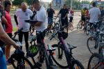 Żory: policjanci, strażacy i ratownicy medyczni wyruszyli w dobroczynną rowerową ekspedycję dla chorej Wiktorii, Policja