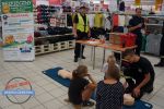 Policjanci i strażacy na akcji profilaktycznej w supermarkecie, Policja