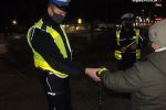 Żorscy policjanci wręczali pieszym mikołajkowe prezenty, Policja