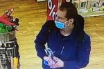 Ukradł perfumy warte 700 zł. Policja publikuje wizerunek podejrzanego, Policja