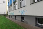 Wandale zniszczyli elewację jednej z żorskich szkół, FB: Szkoła Podstawowa nr 15 z Oddziałami Sportowymi w Żorach