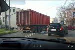 Niebezpiecznie na Mikołowskiej. Ciężarówka jechała pod prąd (wideo), material Czytelnika