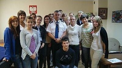 Klasa policyjna z III LO zwiedzała komendę, KMP w Żorach