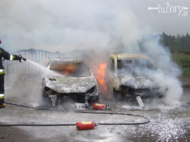  Na terenie warsztatu spłonęły dwa samochody, KMPSP Żory