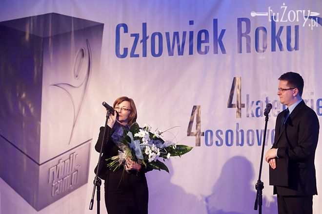 Agnieszka Wronka ze statuetką Człowieka Roku tuŻory.pl 2013