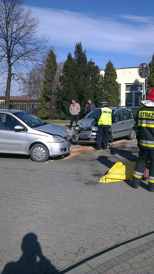 Zderzenie dwóch samochodów przy Urzędzie Miasta w Żorach, Czytelnik Maciej