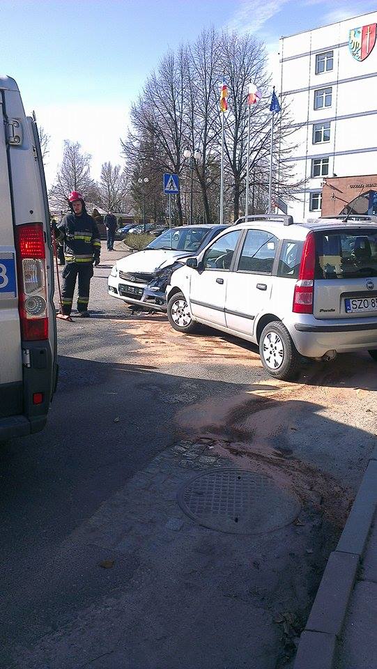 Zderzenie dwóch samochodów przy Urzędzie Miasta w Żorach