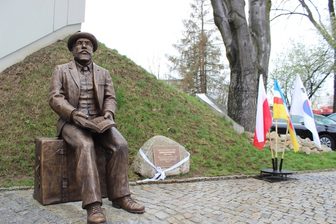 Posąg podróżnika stanął przed siedzibą muzeum, Adrian Lubszczyk