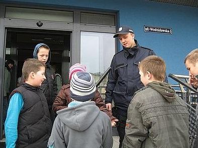 Najmłodsi zwiedzili komendę i poznali pracę policji, KMP Żory