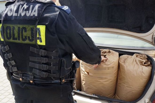 Policjanci z Żor przejęli ponad 100 kg nielegalnego tytoniu, gdy dwóch mężczyzn dobijało targu, KMP Żory