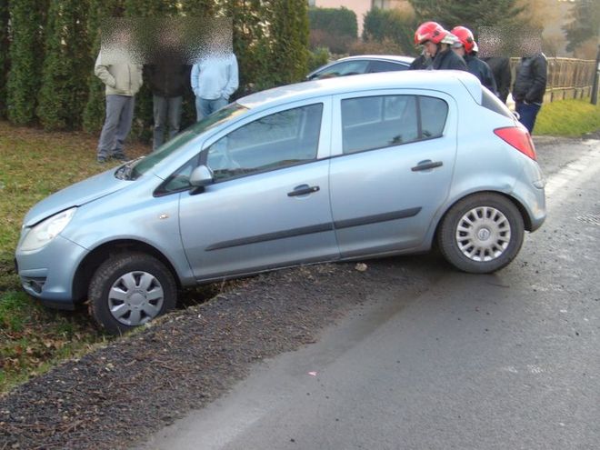 Żory: wypadek na Głównej. Opel wylądował w rowie, KMPSP Żory
