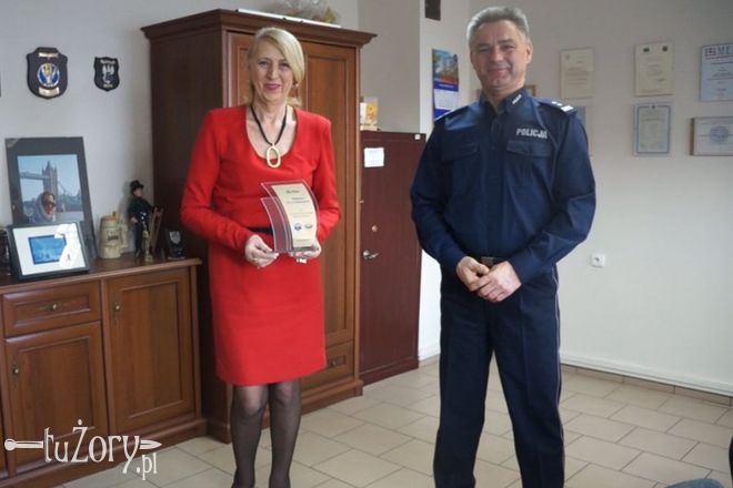 Weronika Pawlicka-Jaworska i komendant Jacek Firla podczas wręczenia nagrody dla żorzanina