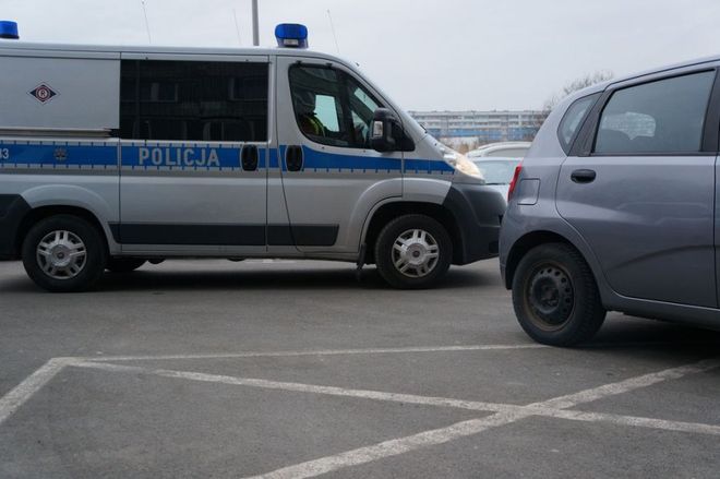 Policjanci kontrolują osiedlowe parkingi w Żorach. Wielu kierowców z mandatami, KMP Żory