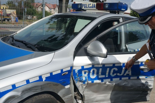 Rudziczka: 47-letni włamywacz podczas policyjnego pościgu staranował radiowóz, KMP Żory