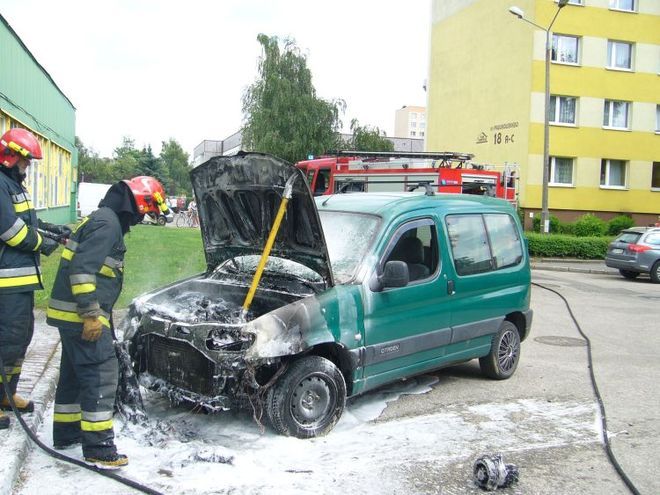 Na osiedlu Pawlikowskiego płonął samochód dostawczy, PSP Żory