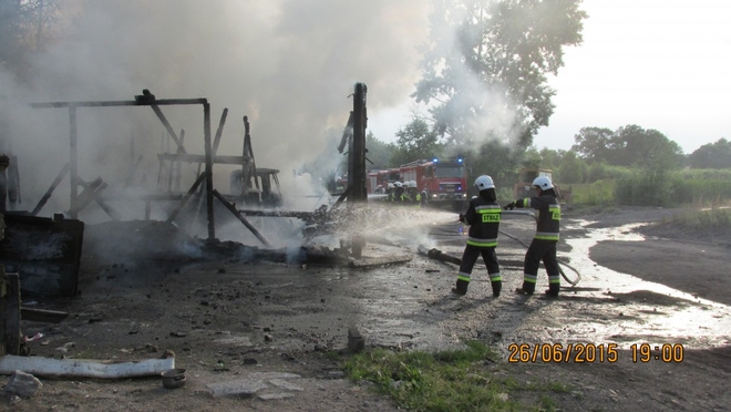 Spłonął barak na terenie jednego z zakładów w Suszcu. Wraz z nim pojazdy mechaniczne, KPPSP Pszczyna