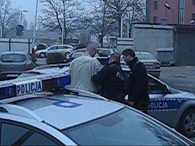 Policjanci natychmiast udali się pod wskazany adres na osiedle Pawlikowskiego, gdzie zastali agresywnego 29-latka