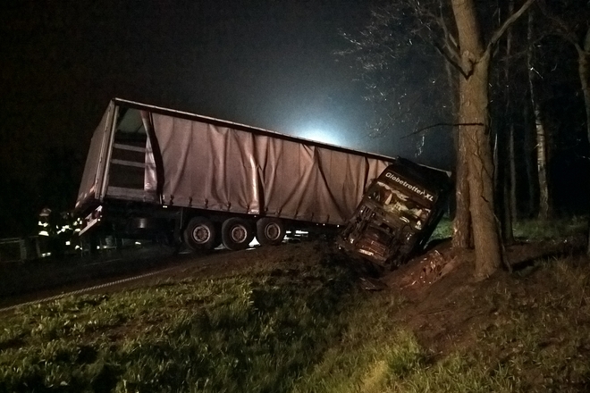 Żory, Nad Rudą: ciężarówka wypadła z drogi i blokowała trasę, KMPSP Żory