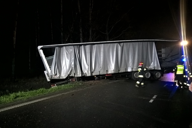 Żory, Nad Rudą: ciężarówka wypadła z drogi i blokowała trasę, KMPSP Żory