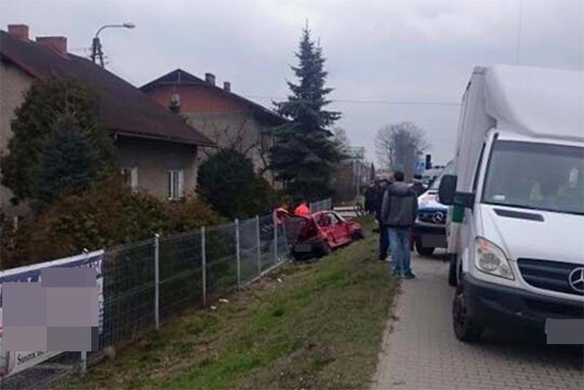Suszec: 19-letni kierowca ranny po zderzeniu fiata z ciężarowym volvo, KPP Pszczyna / Pszczyńskie Drogi