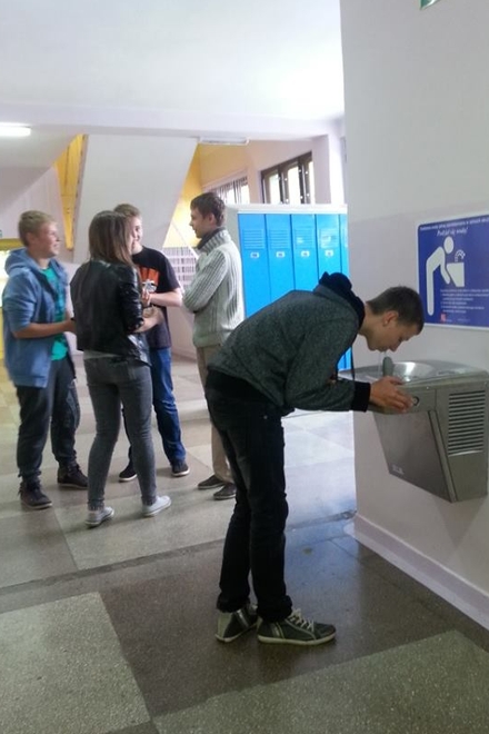 Akcja „Podziel się wodą” dotarła do żorskiego Gimnazjum nr 4, mat. prasowe