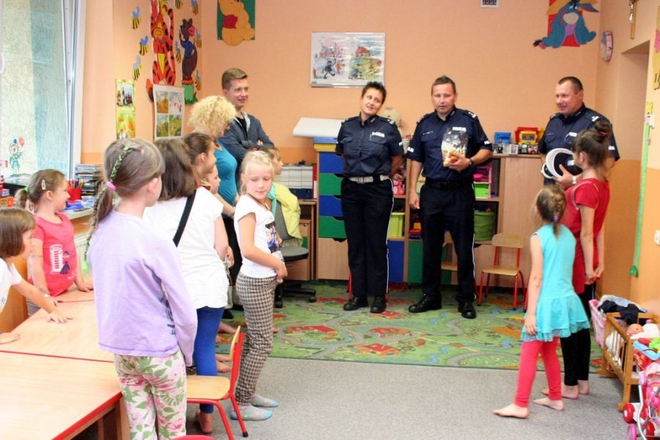 Szef żorskich policjantów z wizytą charytatywną u najmłodszych, KMP Żory