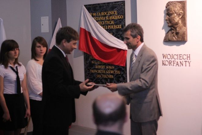 W 90. rocznicę wybuchu III Powstania Śląskiego w Gimnazjum nr 2 odsłonięto tablicę oraz zasadzono lipę, symbol polskości i nadziei 