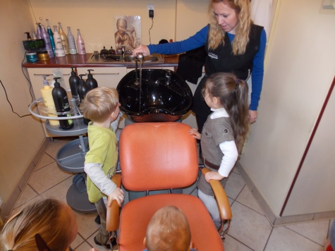 Dzieciaki poznały tajniki pracy fryzjerów, materiały prasowe