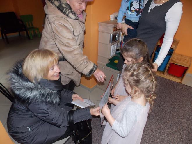 Dzieci z „Balonika” zebrały ubrania, książki i zabawki dla swoich kolegów, materiały prasowe