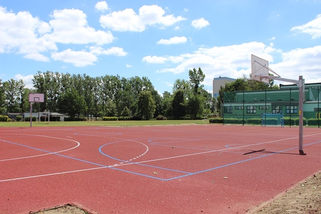 Kolejne szkoły zyskują nowe boiska i obiekty sportowe, UM Żory